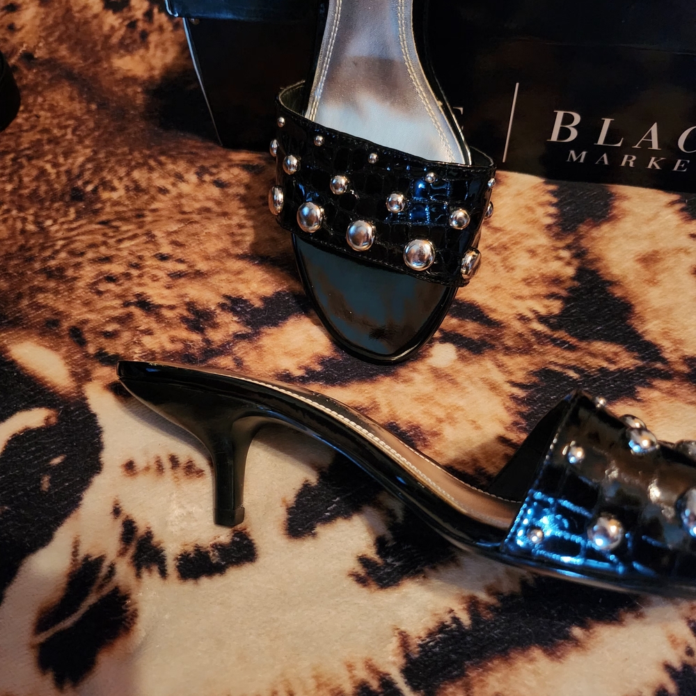 BEAUTIFUL Black and White Brand Sandals ..